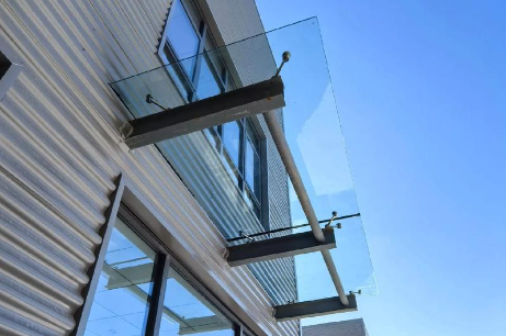 大通为什么要给钢结构雨棚打孔！